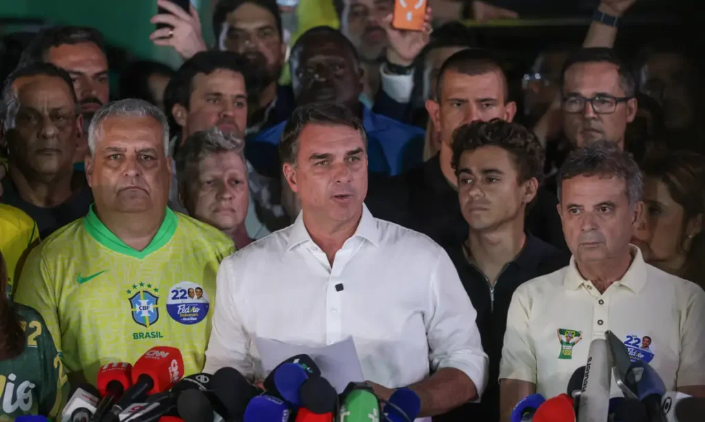 Senador Flávio Bolsonaro embarca para o Equador em voo privado com a família pela fronteira argentina