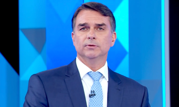 Senador Flávio Bolsonaro viaja para fora do país e gera movimentação entre aliados