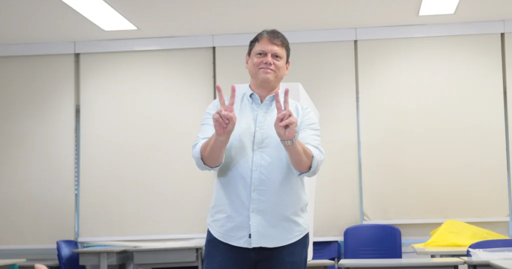 Tarcísio articula base em quartel general paulista durante apuração