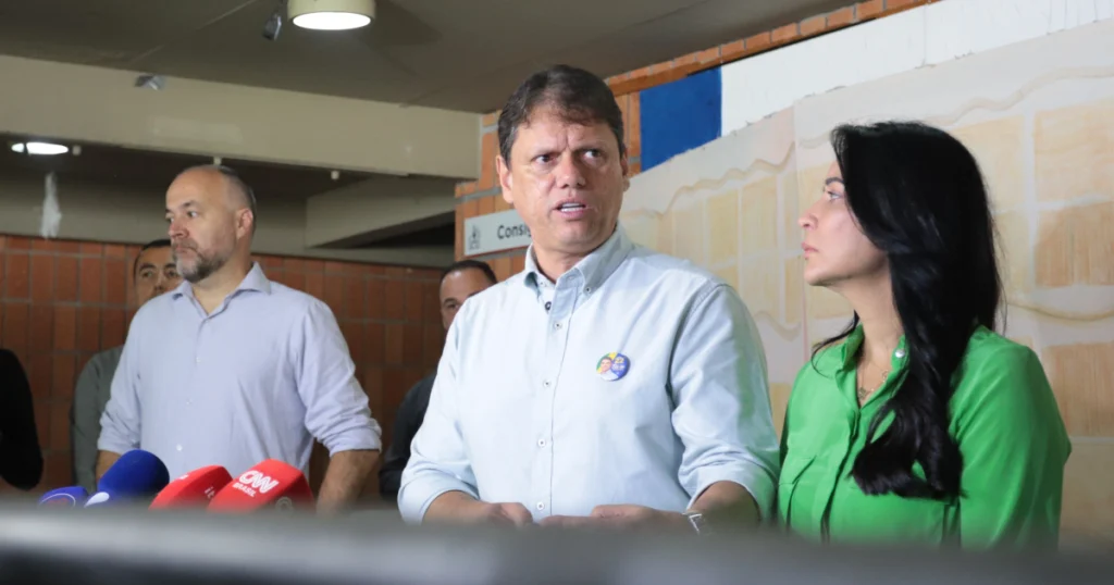 Tarcísio de Freitas critica Cristiano Zanin por prorrogação de votação