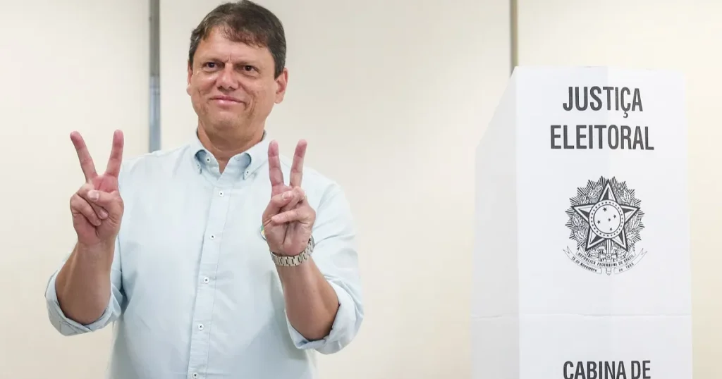 Tarcísio de Freitas vota em São Paulo e reforça apoio a Flávio Bolsonaro