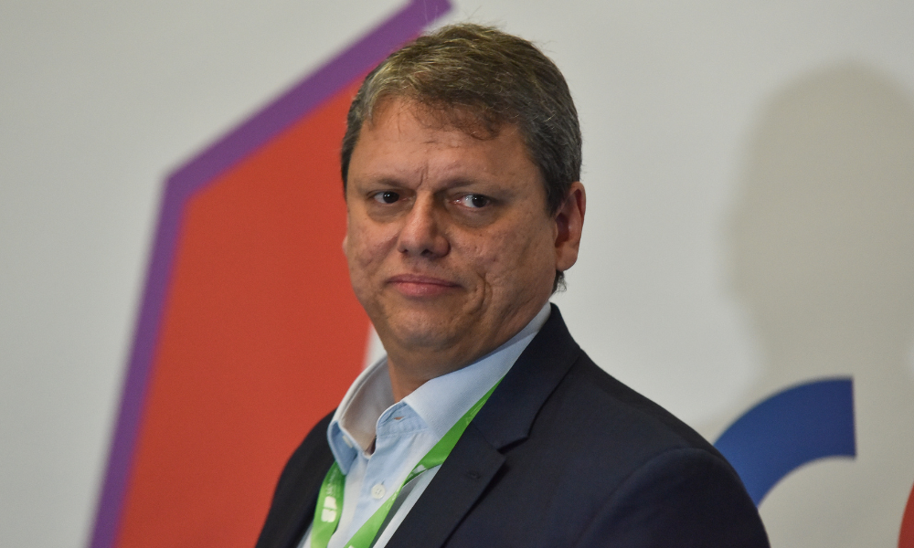 Tarcísio defende urnas e pede respeito ao resultado após carta de Flávio Bolsonaro