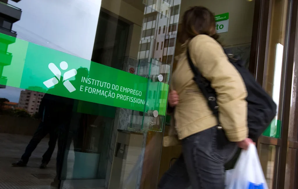 Taxa de desemprego fica estável em setembro e mostra recuo na comparação anual