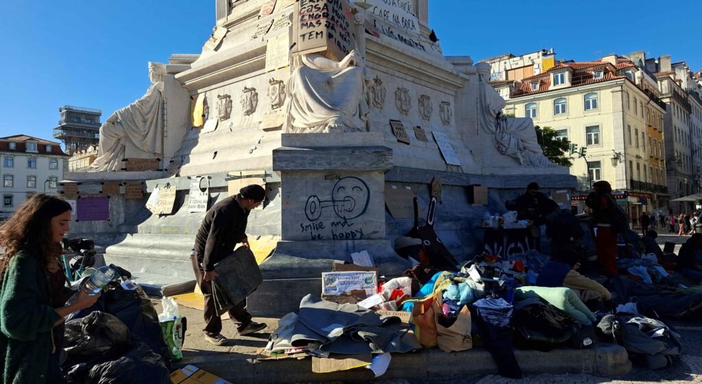 Tendas montadas no Rossio são retiradas após ordens da polícia em Lisboa