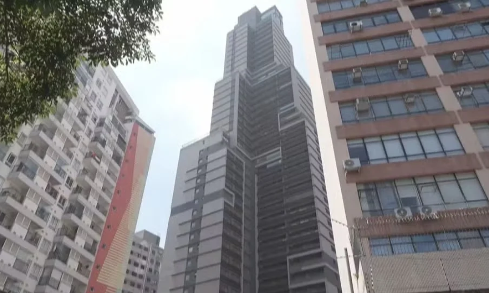 Trabalhador morre em queda de cadeira suspensa durante limpeza de edifício no centro de São Paulo