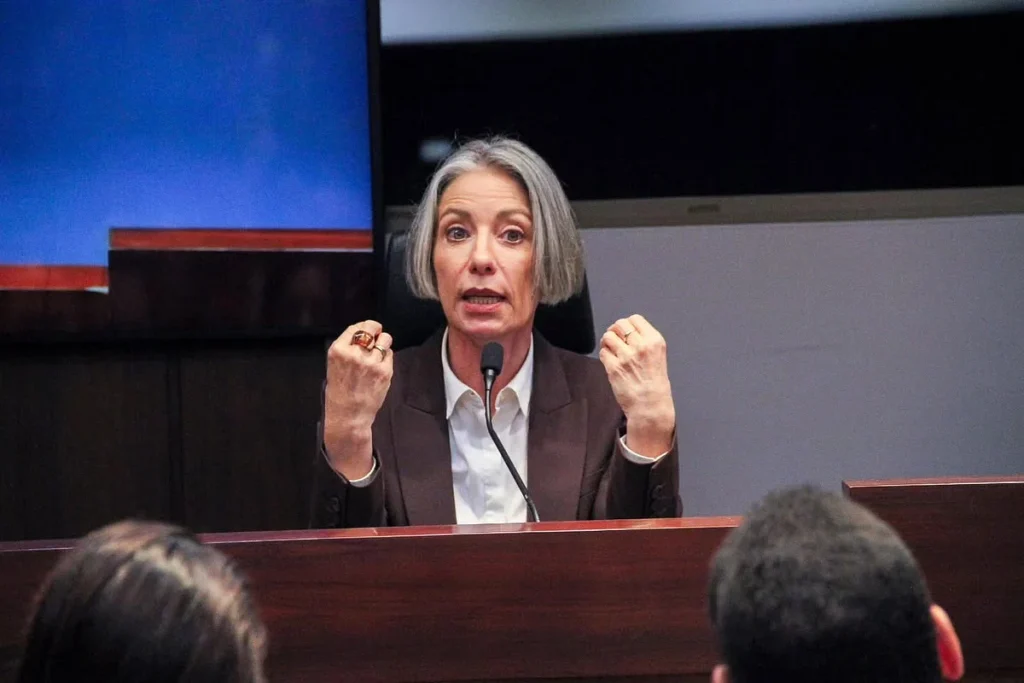 Vera iaconelli alerta sobre a ilusão das redes sociais e o consumo