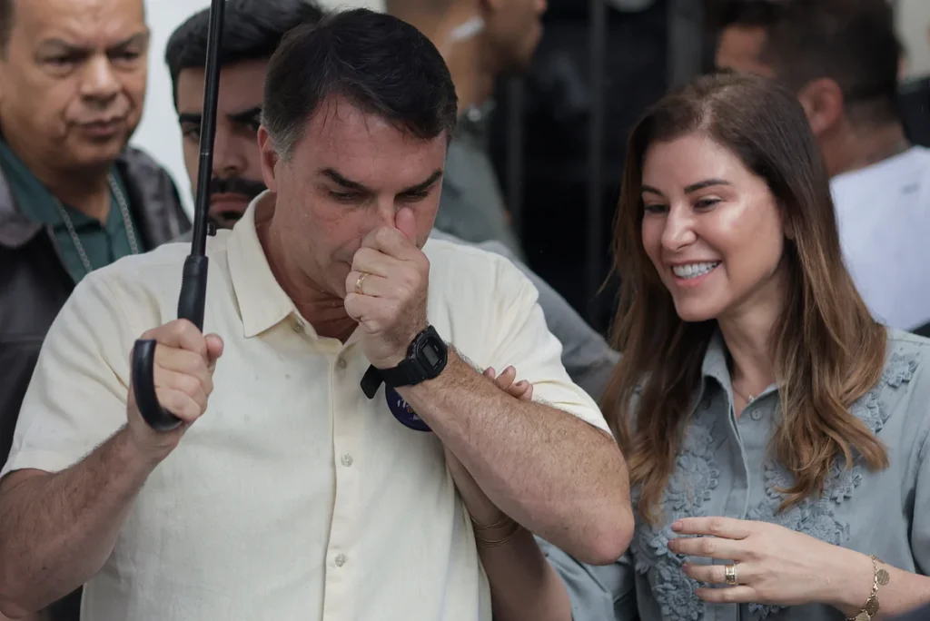 Viagem de Flávio Bolsonaro aos Estados Unidos gera polêmica internacional