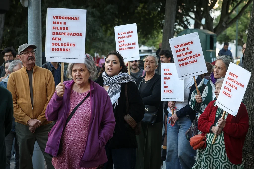 Vigília em lisboa protesta contra despejo de mãe e filhos