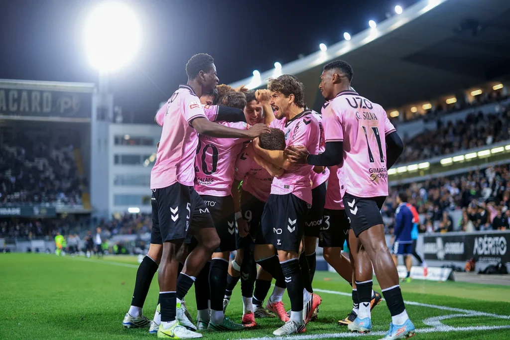 Vitória de Guimarães aplica goleada de 5 a 0 no Marítimo e deixa o Z-5 da I Liga