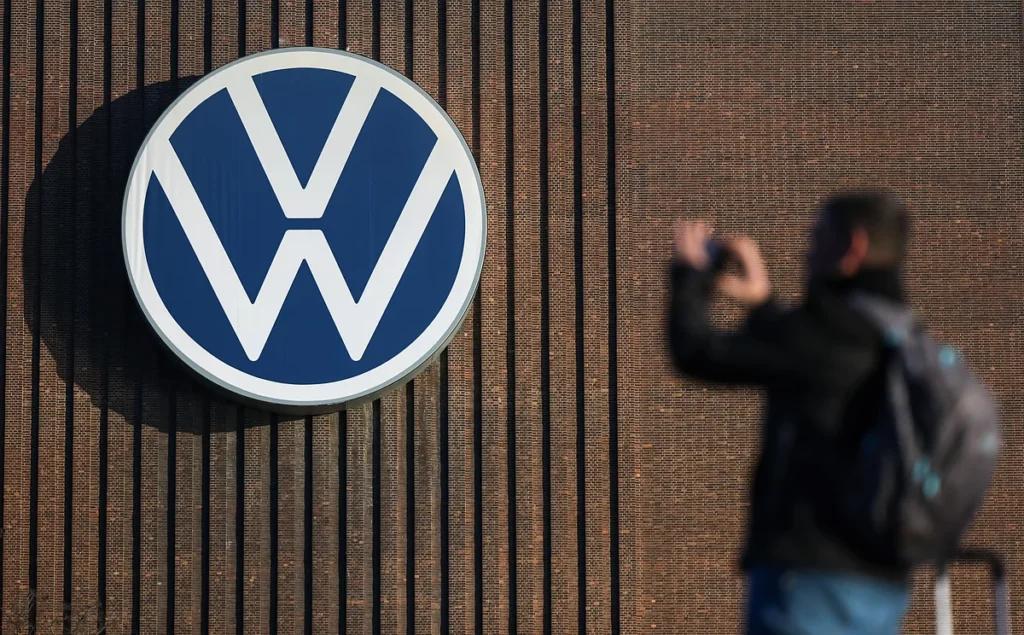 Volkswagen regista prejuízo multibilionário pressionada pela China