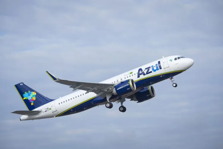 Voo da azul com destino a curitiba retorna ao galeão após falha técnica