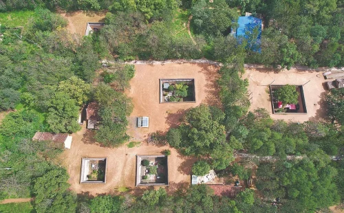 A aldeia subterrânea da China onde as casas ficam escondidas abaixo do solo