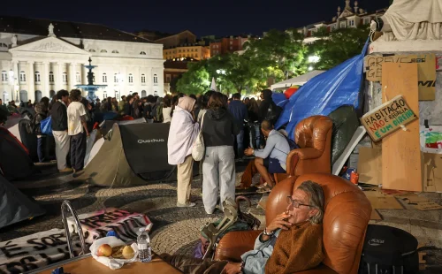Acampada de lisboa contesta legalidade de protesto contra crise habitacional