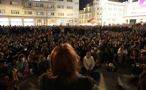 Acampada pela habitação no Porto é desmobilizada após denúncias de infiltração
