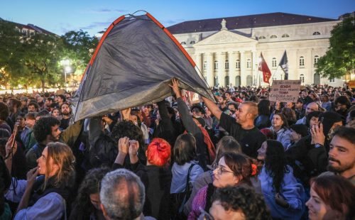 Acampamento no rossio regressa após intervenção policial e divergências