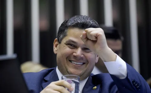 Alcolumbre vota no Amapá e reforça mensagem de respeito e diálogo institucional