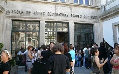 Alunos da escola Soares dos Reis protestam por condições no Porto