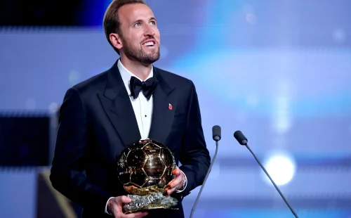 Aos 33 anos, Harry Kane fatura Bola de Ouro 2026 e é coroado melhor do mundo