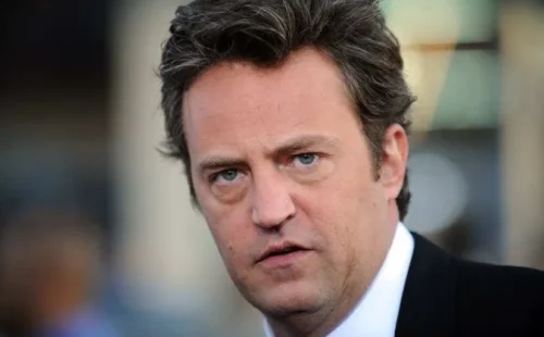 Aquele sobre Matthew Perry explora fama, vicio e solidao nos bastidores