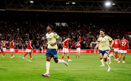 Arsenal bate nottingham forest fora de casa e segue na caça ao city