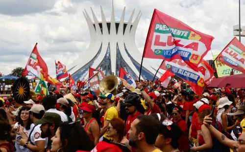 Atestando apoio na reta final do segundo turno, eleitores de Lula realizam atos no Brasil e no exterior