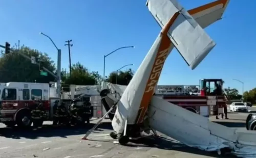 Avião de pequeno porte colide com poste e despenca em avenida na califórnia