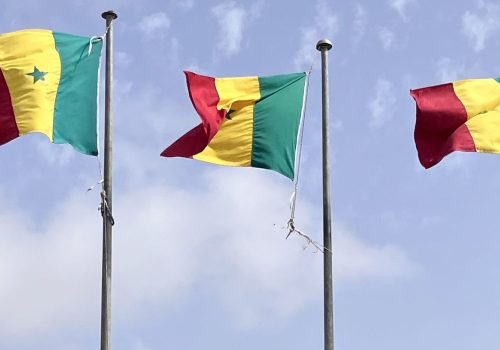 bandeiras_do_senegal_onde_ocorreu_o_forum_internacional_de_dacar01.jpg