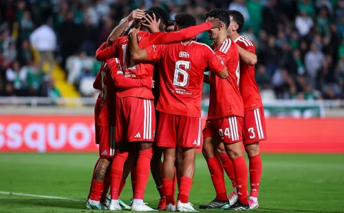Benfica goleia o Omonia no Chipre e assume a liderança da Liga Europa