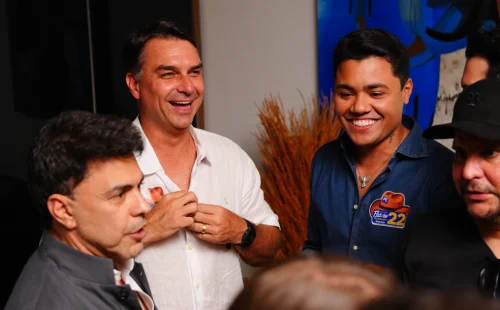 Cantores sertanejos declaram apoio a Flávio Bolsonaro em Goiânia