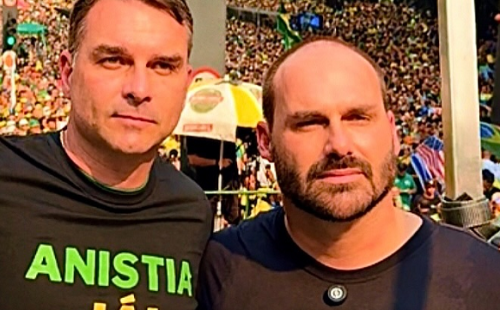 Carlos Bolsonaro afirma que o pai sofre com crises de soluço e sente falta de Flávio