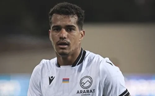 Carlos França decide rumo do Ararat-Armênia na Copa com gol e assistência