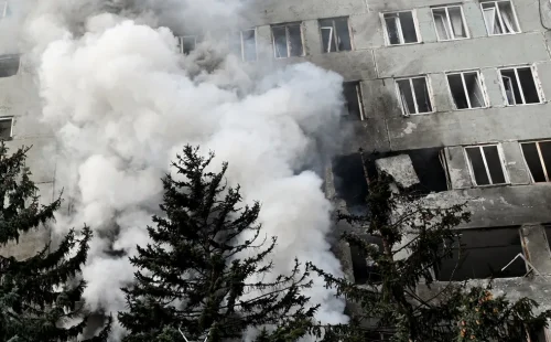 Cessar-fogo fracassa e Ucrânia retoma ataques a refinarias russas sob tensão com EUA
