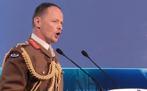 Chefe do exército britânico aponta necessidade de preparo popular para conflitos