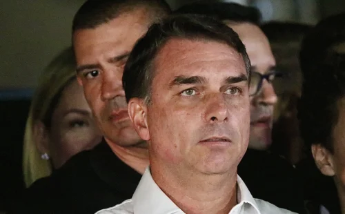Como Flávio Bolsonaro manteve a própria escolta fora de plano de viagem aos Estados Unidos