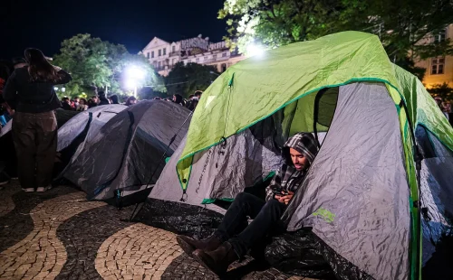 Crise na habitação leva protesto e acampamento de tendas ao Rossio em Lisboa