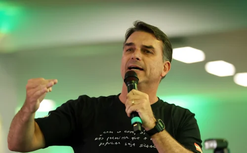 Deputado italiano cobra investigação sobre cidadania de Flávio, Eduardo e Carlos Bolsonaro