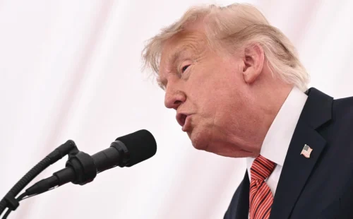 Donald Trump afirma que aprovaria visto para Flávio Bolsonaro nos Estados Unidos