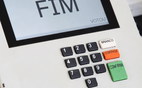 Eleitores vão às urnas para decidir entre Lula e Flávio Bolsonaro no segundo turno