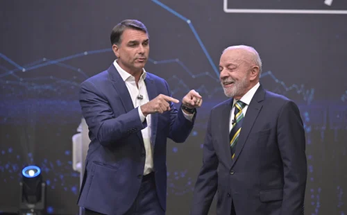 Equipe de Flávio Bolsonaro celebra desempenho e jantar pós-debate