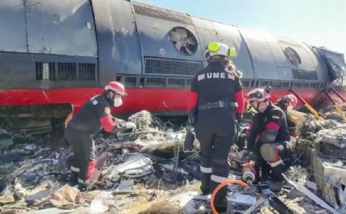 Equipes de resgate buscam sobreviventes após grave acidente de trem na Espanha