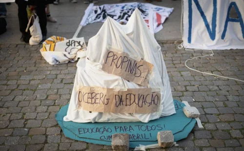 Estudantes protestam em Lisboa nesta tarde contra fim do teto nas propinas