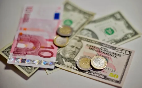 Euro recua frente ao dolar pela terceira sessao seguida no mercado de cambio