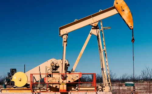 Europa libera 42 milhões de barris de petróleo para conter escalada de preços