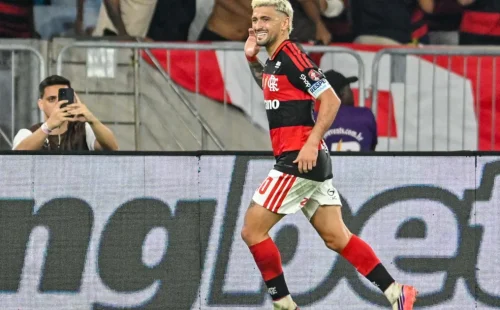 Flamengo goleia o Vasco, abre vantagem e dispara na luta pelo título do Brasileirão