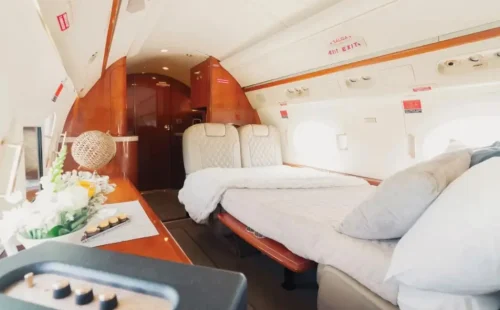 Flávio Bolsonaro chega a Miami em jatinho particular após deixar o Brasil