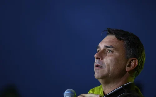 Flávio Bolsonaro contesta pleito e anuncia pedido de anulação após derrota para Lula