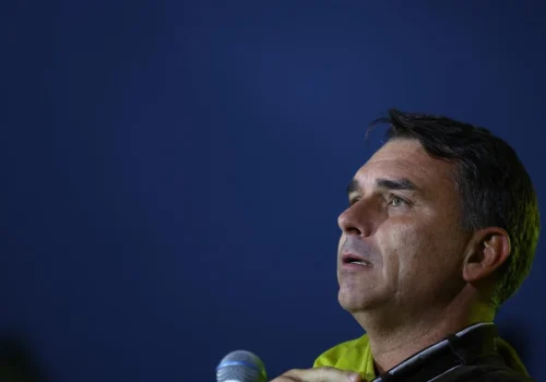 Flávio Bolsonaro contesta pleito e anuncia pedido de anulação após derrota para Lula