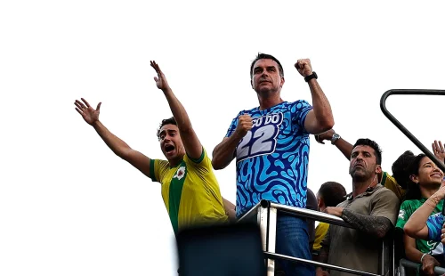 Flávio Bolsonaro encerra corrida presidencial no Rio de Janeiro com ato dedicado ao pai