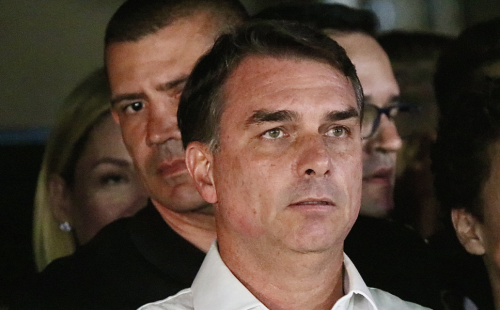 Flávio Bolsonaro fala em usar Congresso como trincheira e comenta saída do país