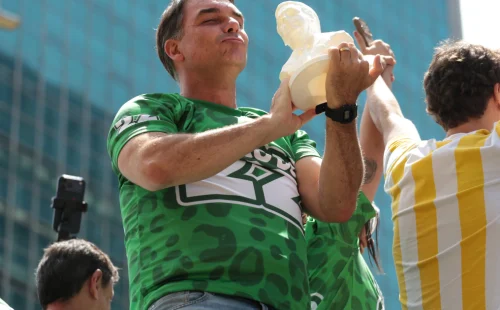 Flávio Bolsonaro passa por Belo Horizonte e segue rumo ao Rio